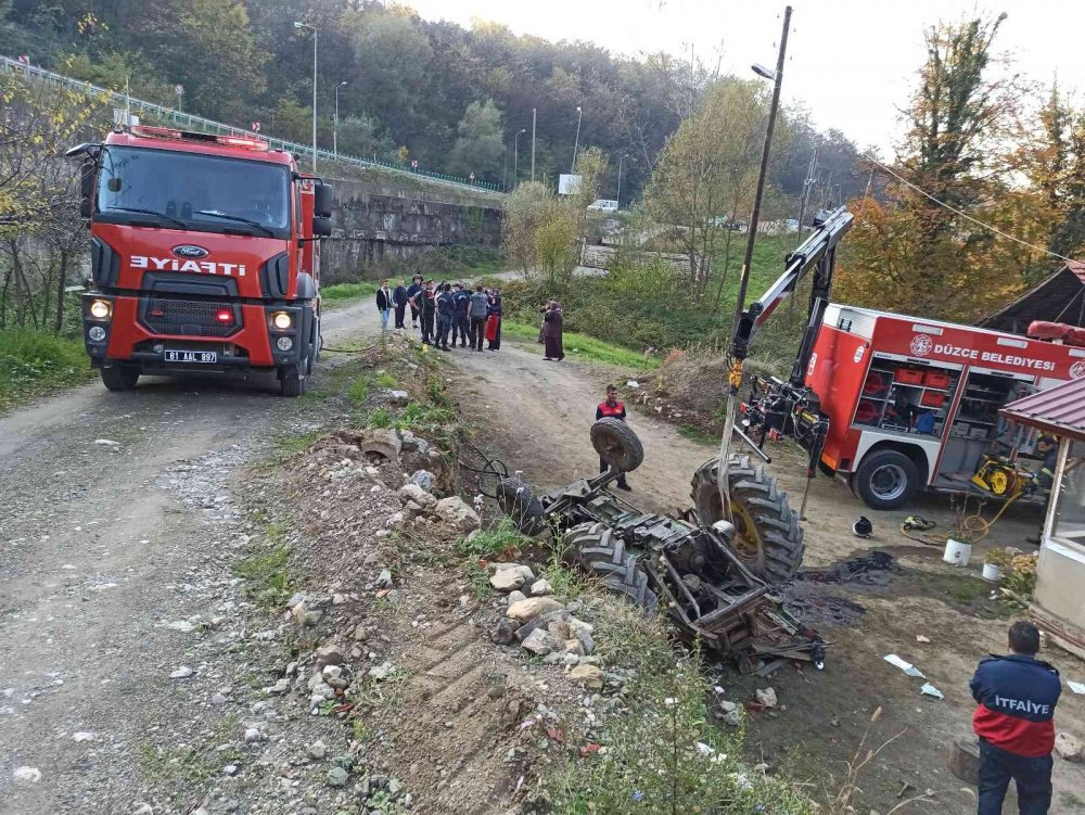 D-100 karayolunda freni tutmayan traktör takla atarak şarampole devrildi! 1 yaralı