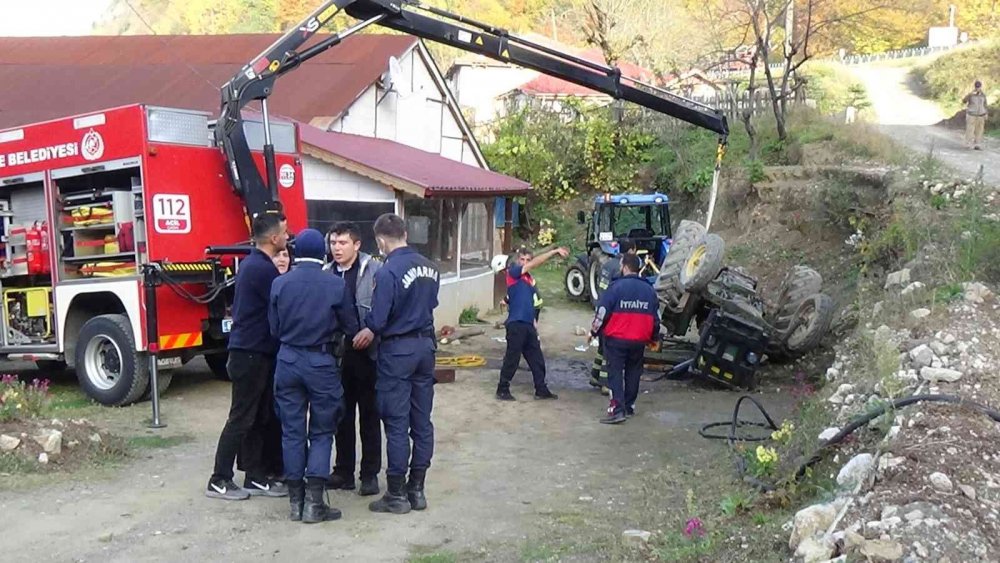 D-100 karayolunda freni tutmayan traktör takla atarak şarampole devrildi! 1 yaralı