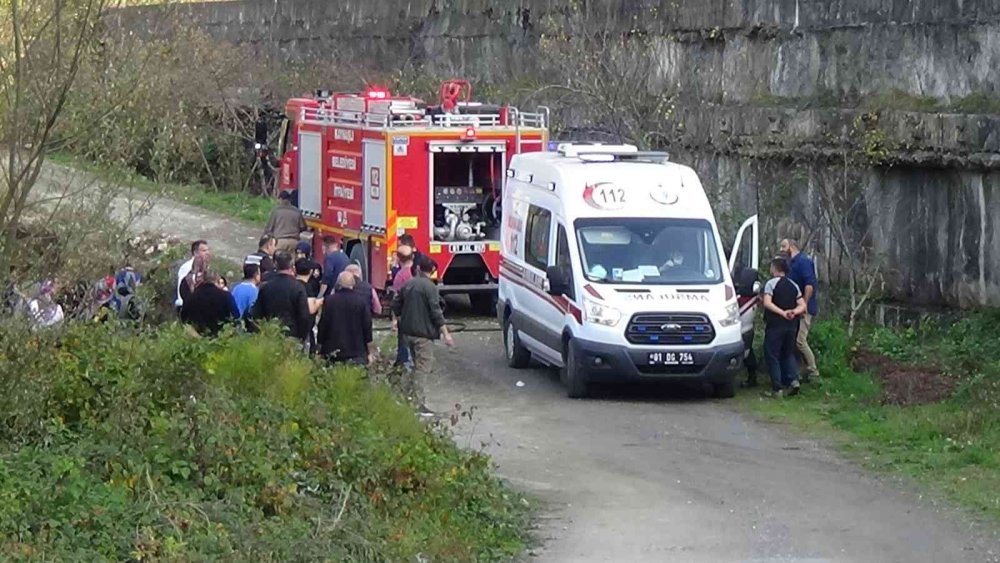 D-100 karayolunda freni tutmayan traktör takla atarak şarampole devrildi! 1 yaralı