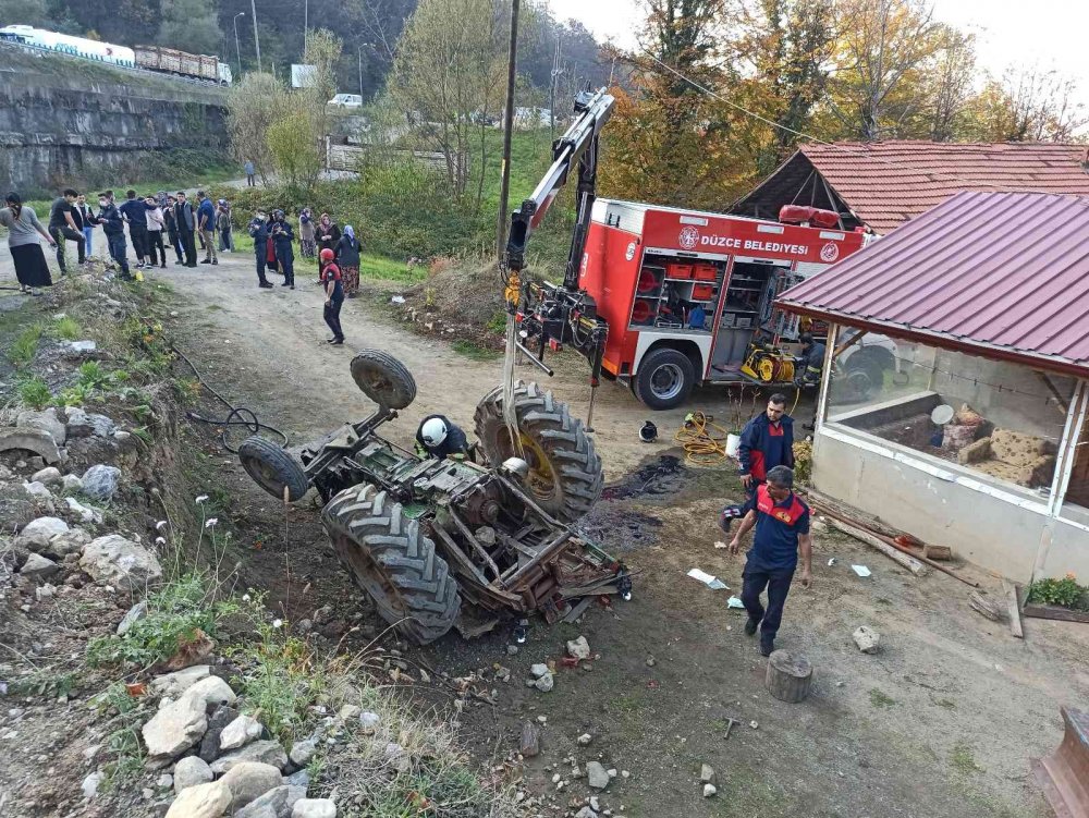 D-100 karayolunda freni tutmayan traktör takla atarak şarampole devrildi! 1 yaralı