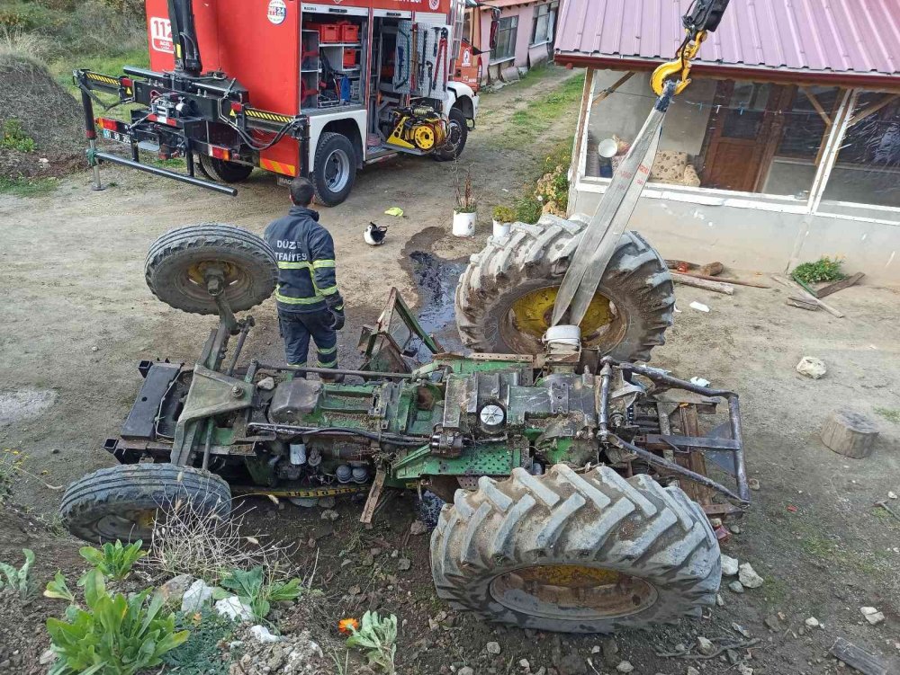 D-100 karayolunda freni tutmayan traktör takla atarak şarampole devrildi! 1 yaralı
