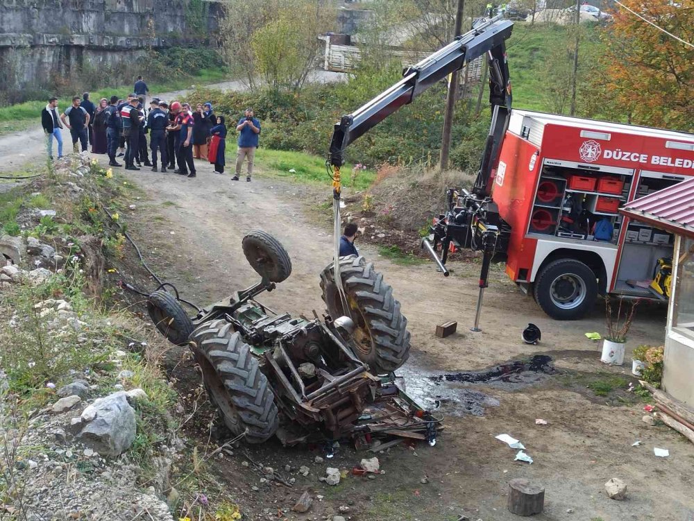 D-100 karayolunda freni tutmayan traktör takla atarak şarampole devrildi! 1 yaralı