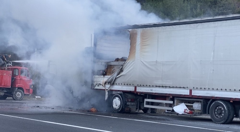 Pozantı'da seyir halindeki nakliye tırı alev topuna döndü
