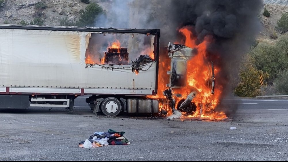 Pozantı'da seyir halindeki nakliye tırı alev topuna döndü