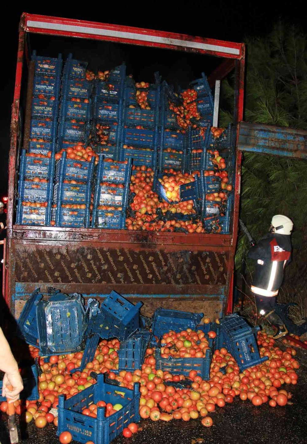 Seyir halinde alev alev yanan kamyondan son anda kurtuldular