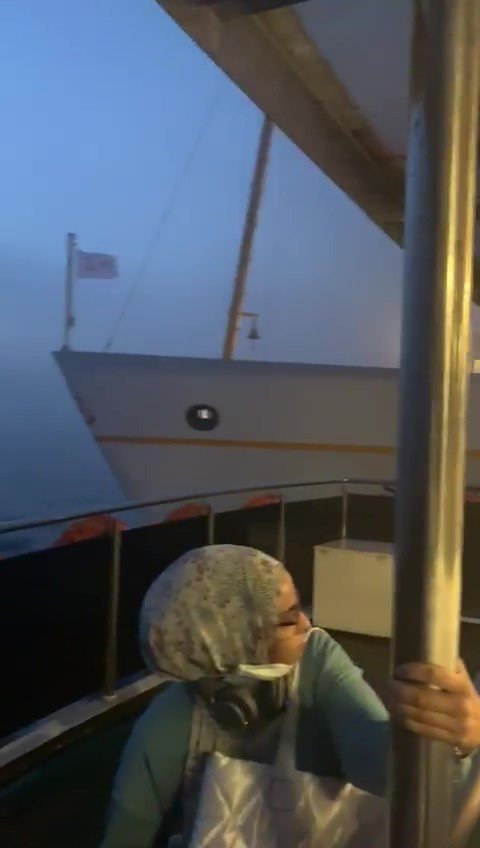 Sisin kapladığı İstanbul Boğazında korku dolu anlar! Tekne ve vapur çarpışıyordu