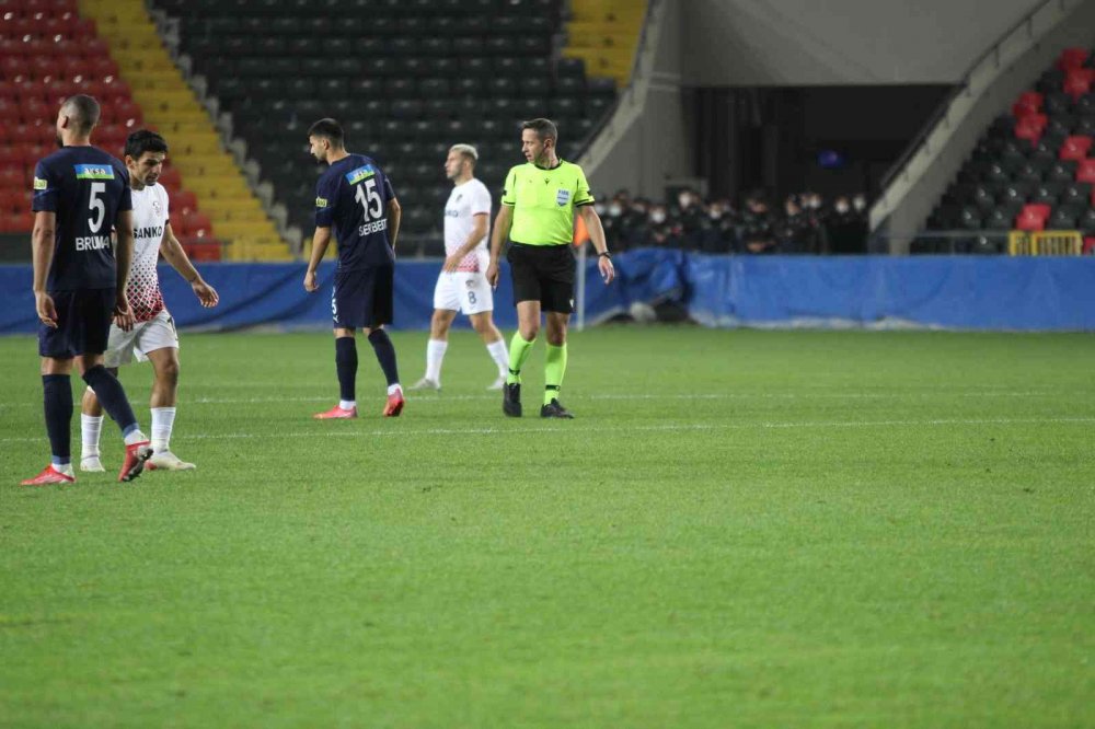 Türk futbol tarihinde bir ilk! Soyunma odasından dönüp 5 dakika daha oynadılar