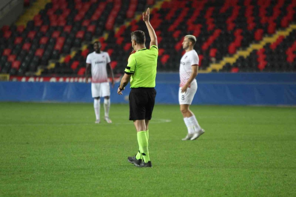 Türk futbol tarihinde bir ilk! Soyunma odasından dönüp 5 dakika daha oynadılar