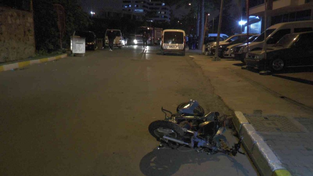 Alkollü sürücü önce bisiklet ve motosiklete ardından yayalara çarptı! 5 yaralı