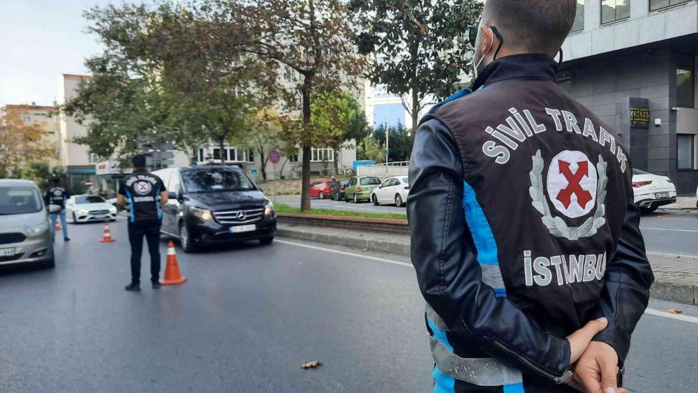 Ceza kesilen motosikletli böyle tepki gösterdi: Duran yayaya ‘Buyurun geçin’ diyemem ki!