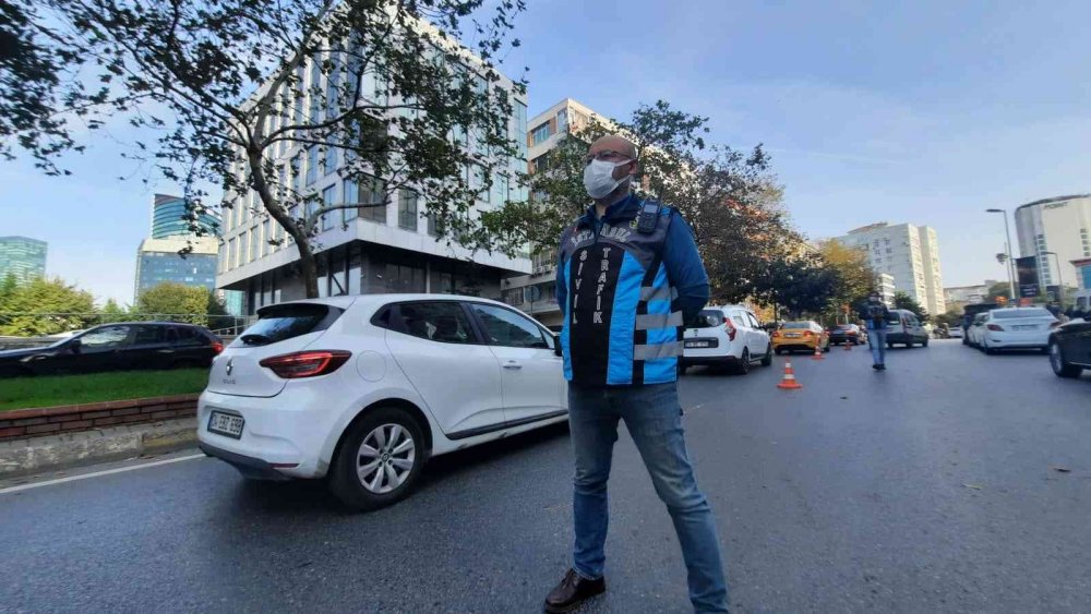 Ceza kesilen motosikletli böyle tepki gösterdi: Duran yayaya ‘Buyurun geçin’ diyemem ki!