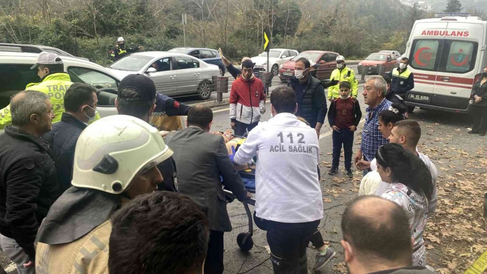 İstanbul'da yolcu minibüsü ağaca çarptı! 1 ölü 7 yaralı