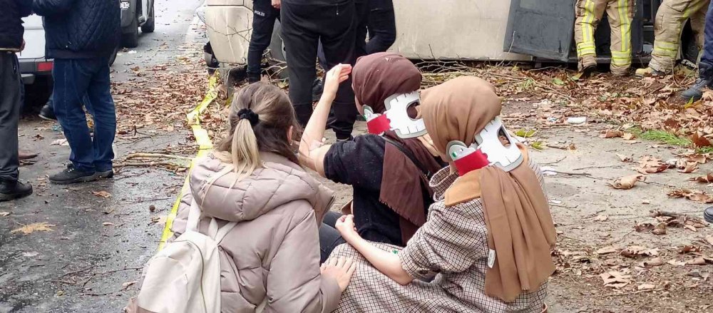 İstanbul'da yolcu minibüsü ağaca çarptı! 1 ölü 7 yaralı