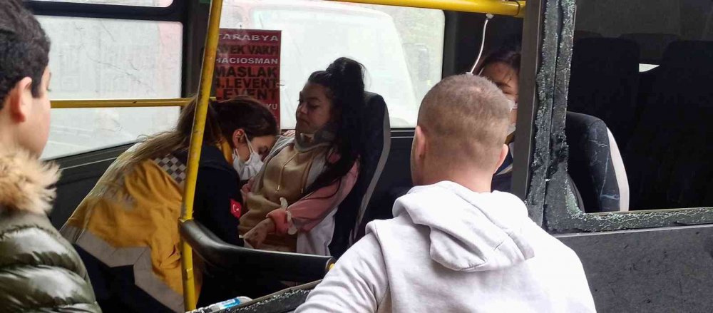 İstanbul'da yolcu minibüsü ağaca çarptı! 1 ölü 7 yaralı