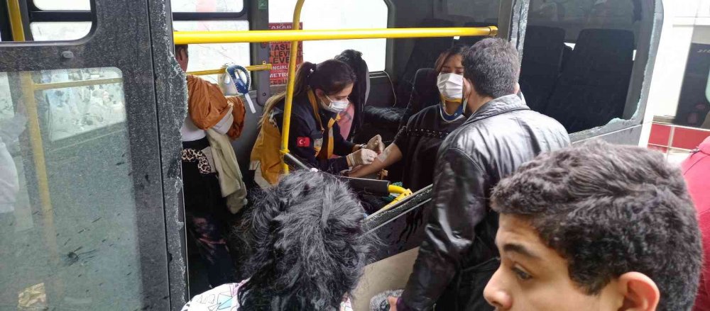 İstanbul'da yolcu minibüsü ağaca çarptı! 1 ölü 7 yaralı