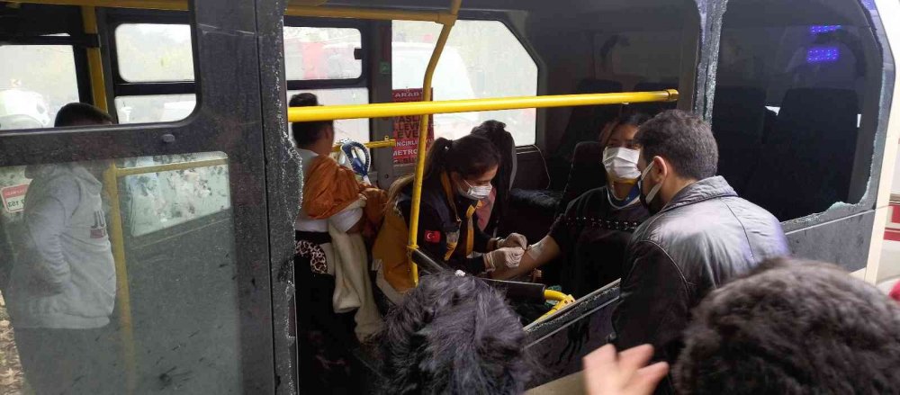 İstanbul'da yolcu minibüsü ağaca çarptı! 1 ölü 7 yaralı