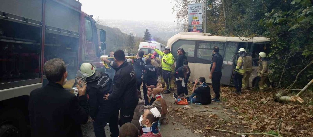İstanbul'da yolcu minibüsü ağaca çarptı! 1 ölü 7 yaralı