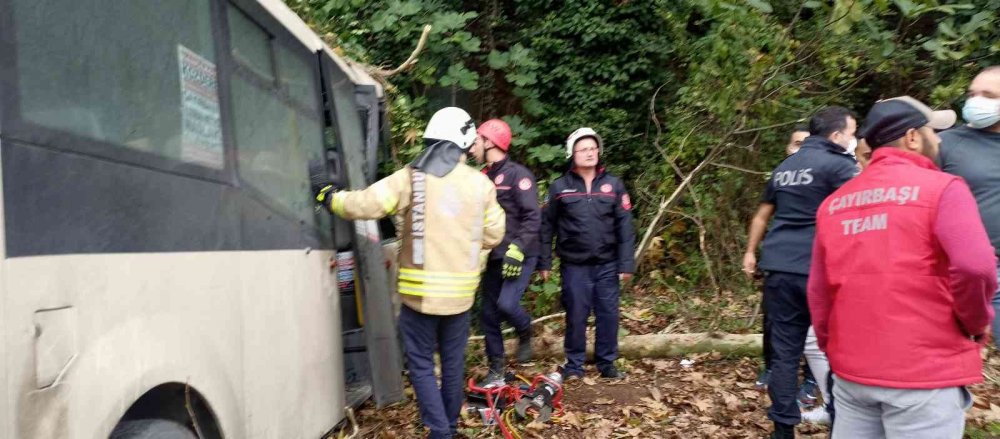 İstanbul'da yolcu minibüsü ağaca çarptı! 1 ölü 7 yaralı