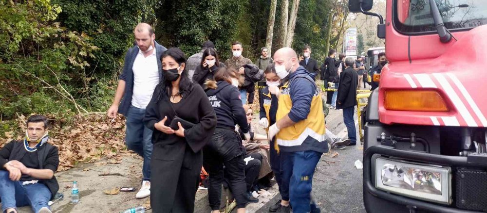 İstanbul'da yolcu minibüsü ağaca çarptı! 1 ölü 7 yaralı