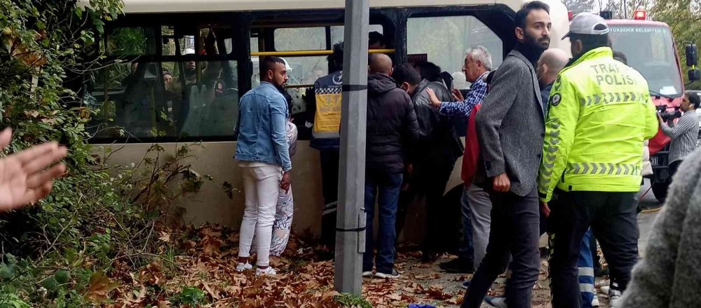 İstanbul'da yolcu minibüsü ağaca çarptı! 1 ölü 7 yaralı