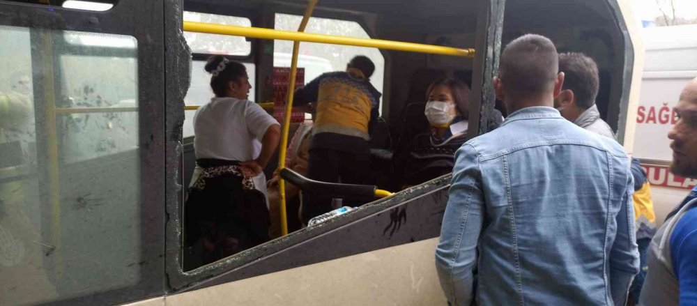 İstanbul'da yolcu minibüsü ağaca çarptı! 1 ölü 7 yaralı
