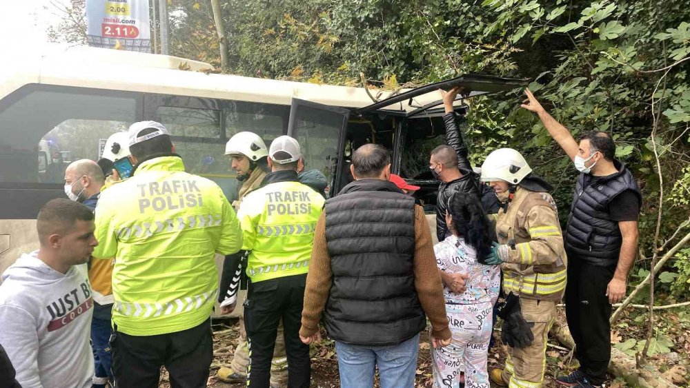 İstanbul'da yolcu minibüsü ağaca çarptı! 1 ölü 7 yaralı