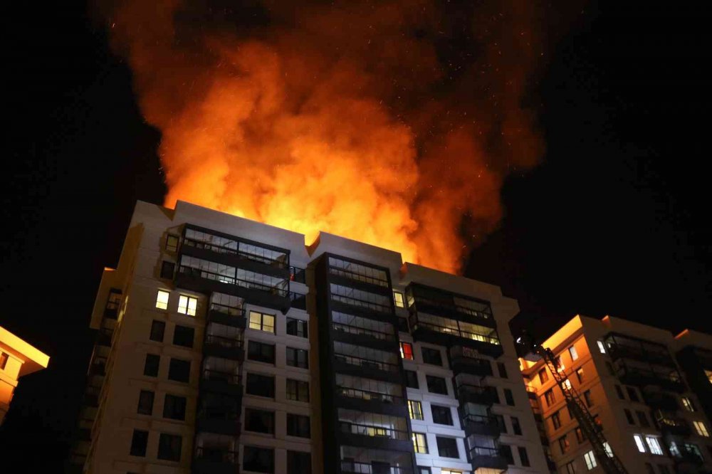 İşten kovulan kapıcı çatıyı ateşe verdiğini itiraf etti! Vanaları da kapatıp binadan ayrılmış