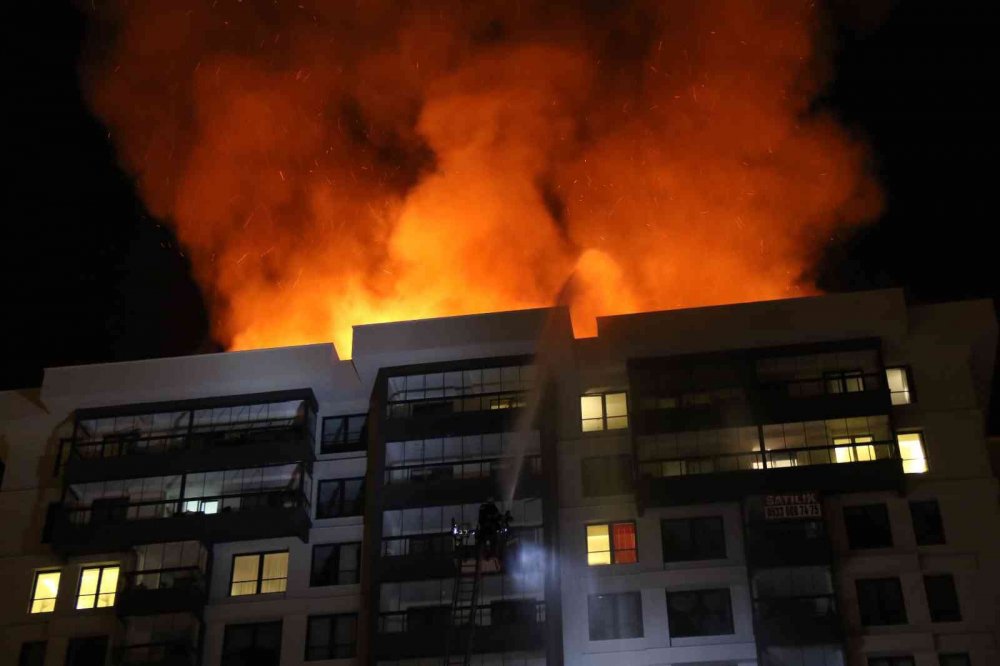 İşten kovulan kapıcı çatıyı ateşe verdiğini itiraf etti! Vanaları da kapatıp binadan ayrılmış