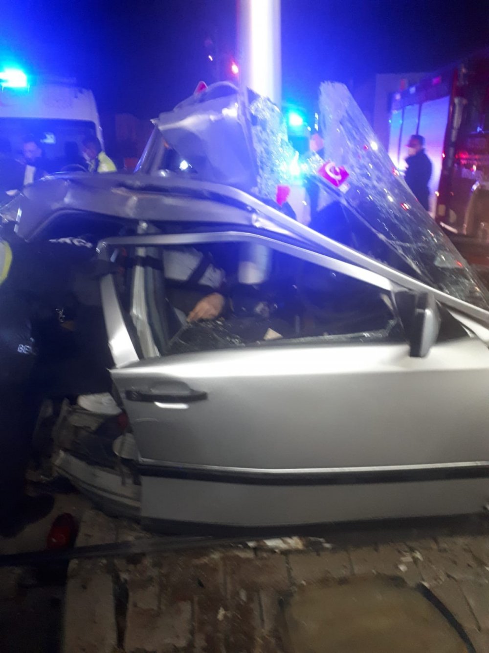 Otomobil yön levhası direğine çarptı! 1 ölü 2 yaralı