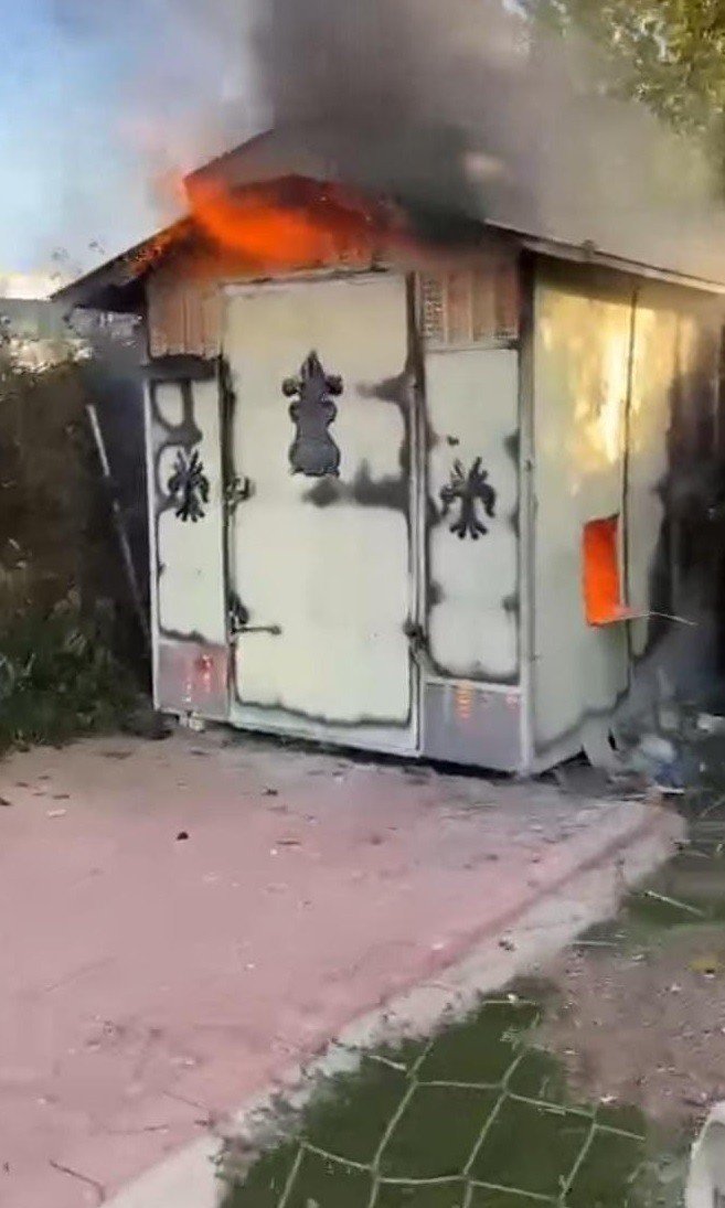 Vicdansız hırsız! Ateşe verdiği 50 cins güvercin telef oldu