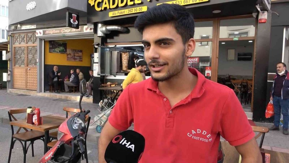 Yaşlı adam kendisine çarpan motokuryeye böyle sarıldı