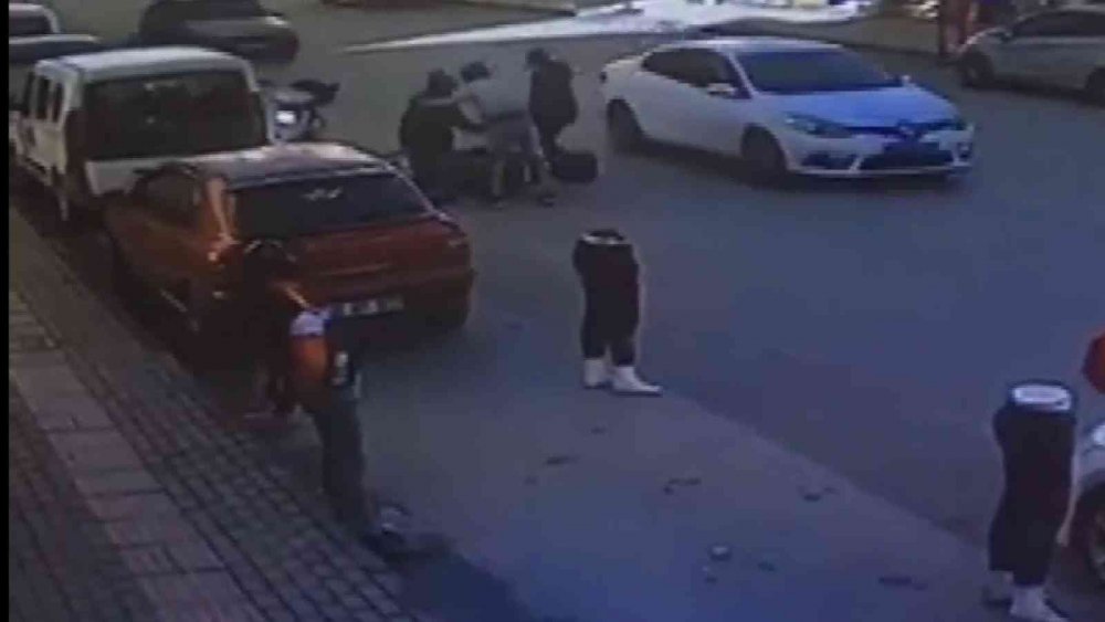 Yaşlı adam kendisine çarpan motokuryeye böyle sarıldı
