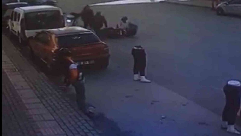 Yaşlı adam kendisine çarpan motokuryeye böyle sarıldı