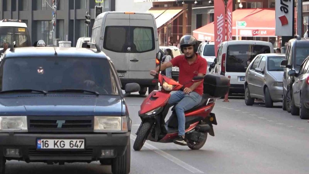 Yaşlı adam kendisine çarpan motokuryeye böyle sarıldı