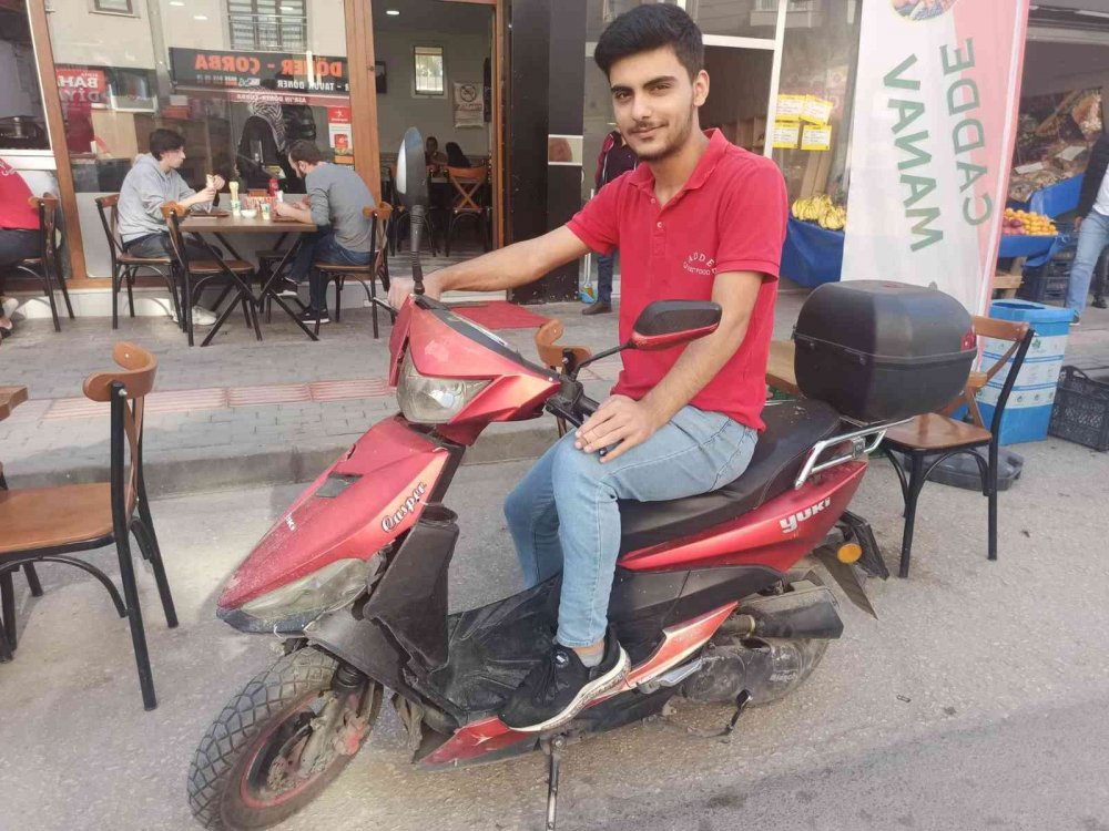 Yaşlı adam kendisine çarpan motokuryeye böyle sarıldı