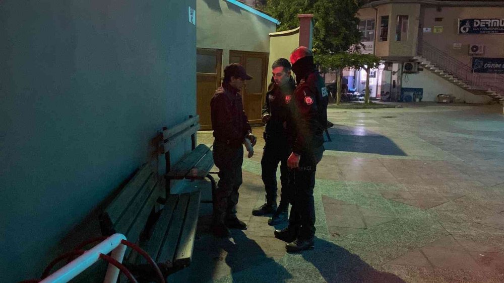 İnegöl'de camiye giren hırsız kovalamaca sonucu yakalandı! Üstünden uyuşturucu çıktı