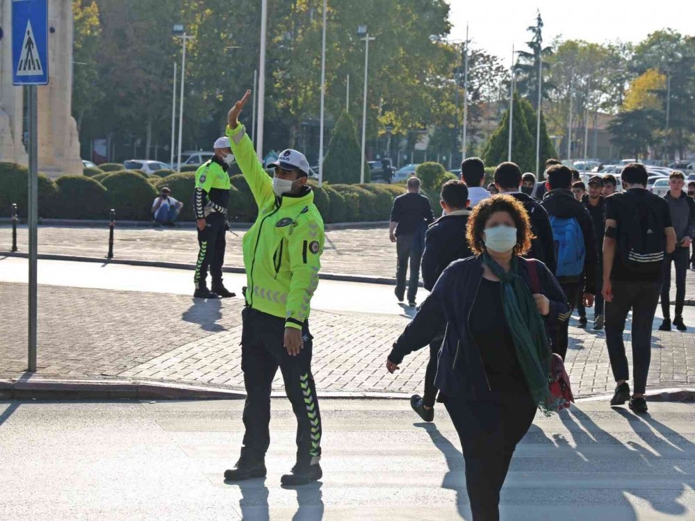 Geceyi ayakta geçiren Konyalılar trafikte bu manzarayla karşılaştı