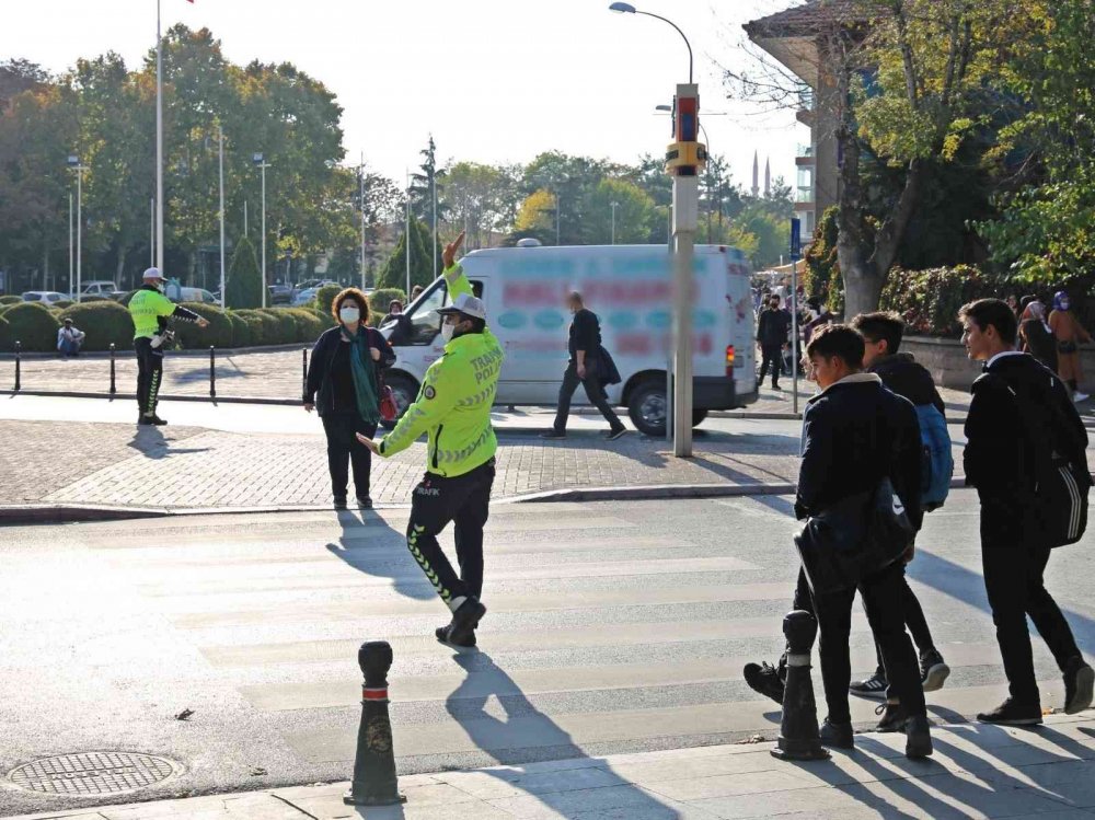 Geceyi ayakta geçiren Konyalılar trafikte bu manzarayla karşılaştı