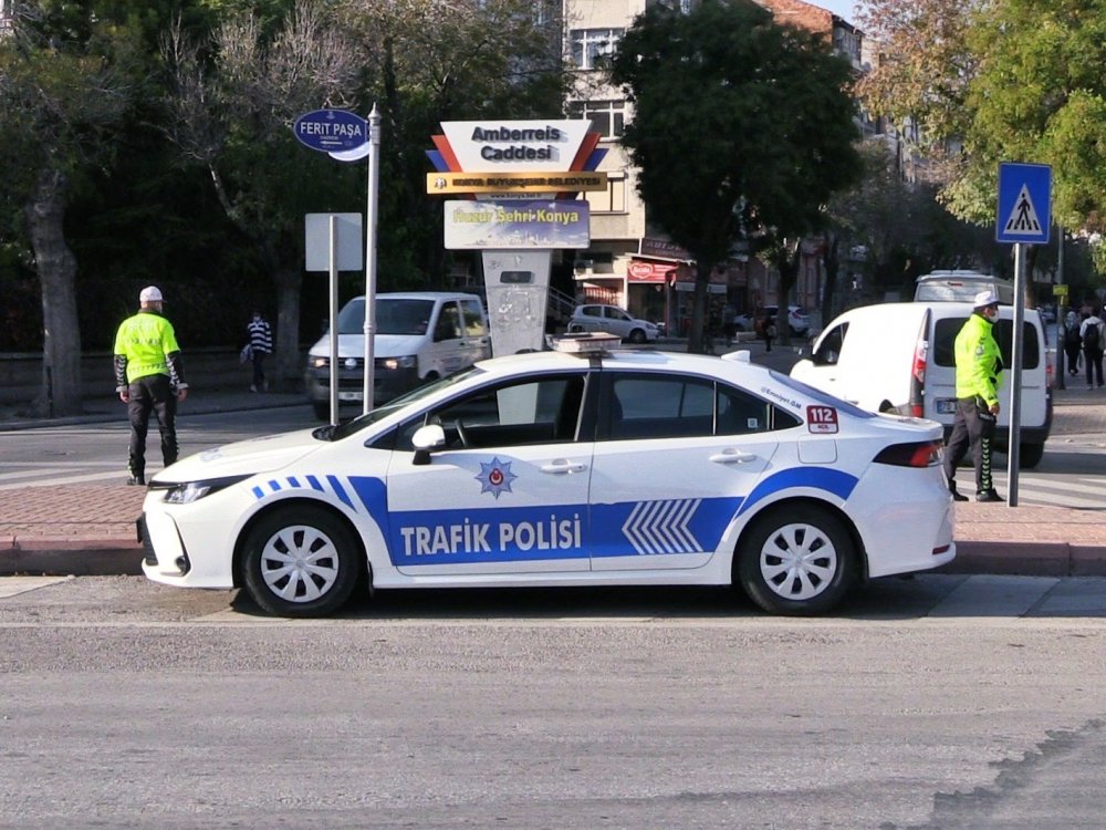 Geceyi ayakta geçiren Konyalılar trafikte bu manzarayla karşılaştı