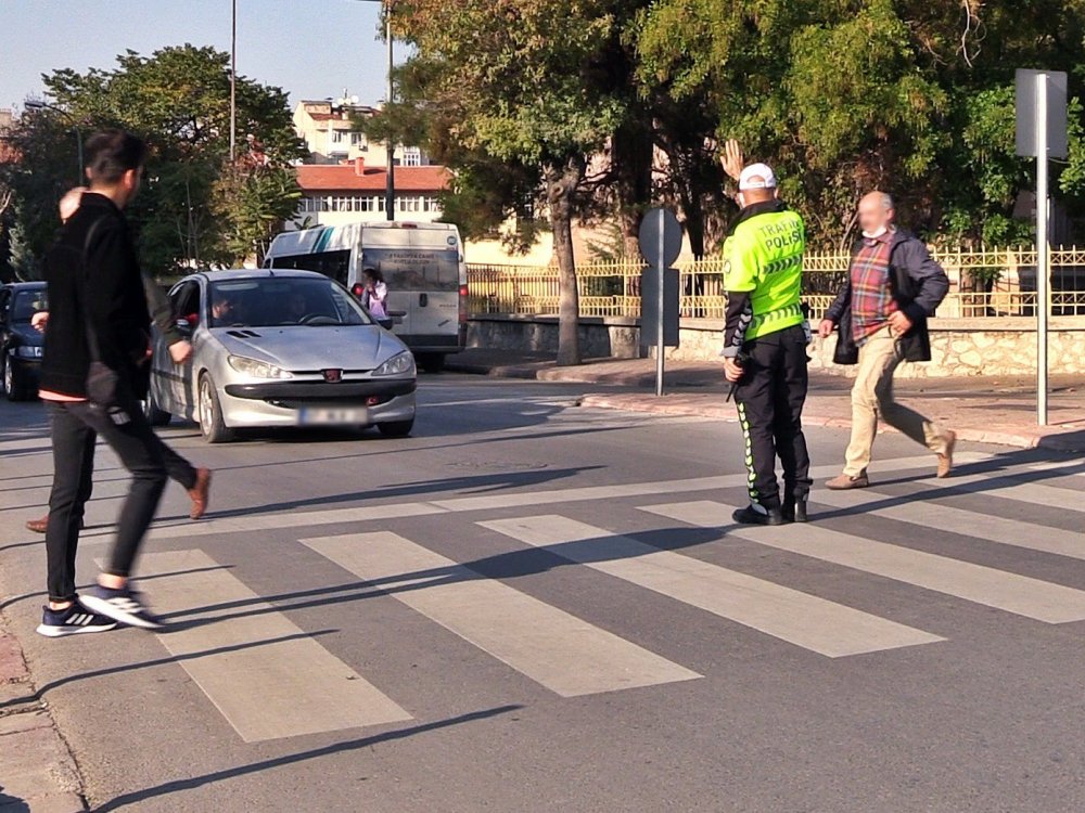 Geceyi ayakta geçiren Konyalılar trafikte bu manzarayla karşılaştı