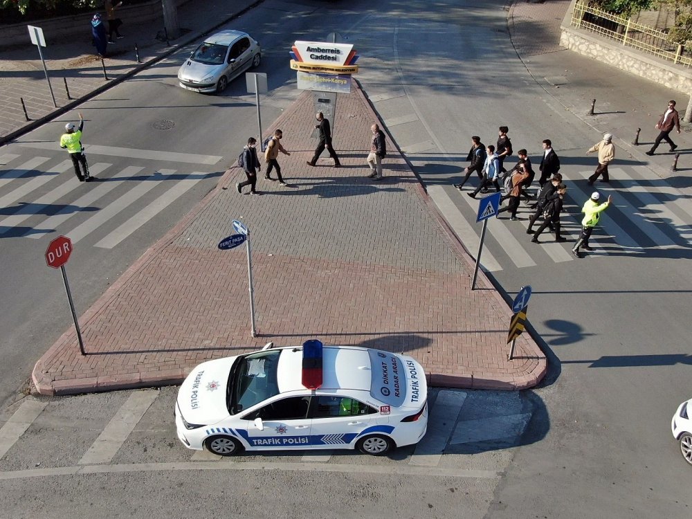 Geceyi ayakta geçiren Konyalılar trafikte bu manzarayla karşılaştı