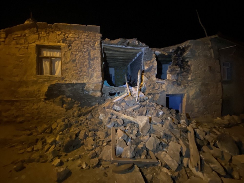 Konya Valisi Özkan depremin merkez üssü Kızılören'de! Çalışmalar sabaha kadar sürecek