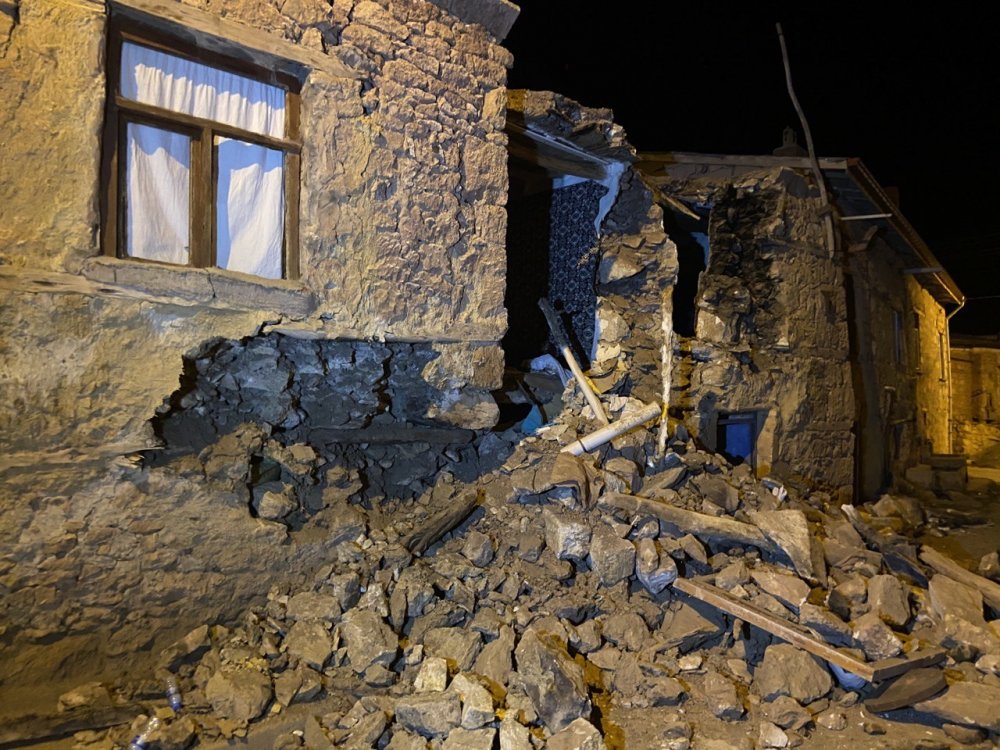 Konya Valisi Özkan depremin merkez üssü Kızılören'de! Çalışmalar sabaha kadar sürecek