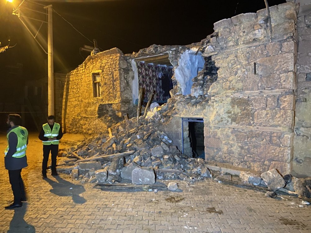 Konya Valisi Özkan depremin merkez üssü Kızılören'de! Çalışmalar sabaha kadar sürecek