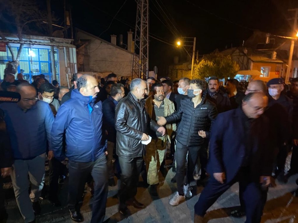 Konya Valisi Özkan depremin merkez üssü Kızılören'de! Çalışmalar sabaha kadar sürecek