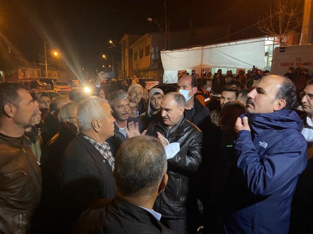 Konya Valisi Özkan depremin merkez üssü Kızılören'de! Çalışmalar sabaha kadar sürecek