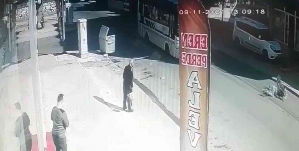 Pazardan dönen kadına minibüs çarptı! Metrelerce sürüklendi