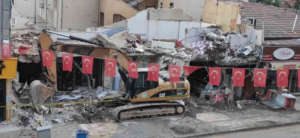 Malatya'da çöken binanın dehşet veren görüntüsü gün ağarınca ortaya çıktı