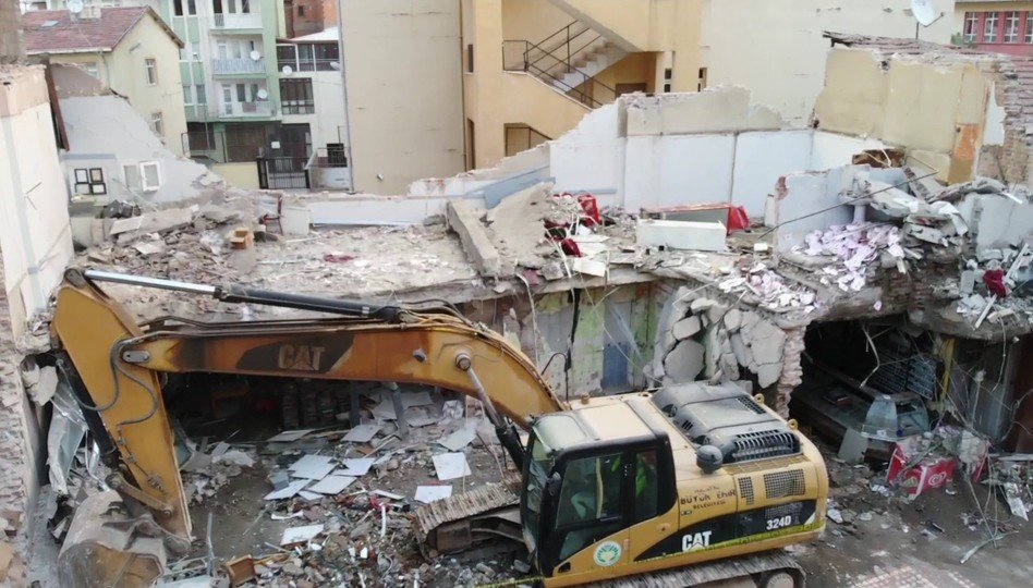 Malatya'da çöken binanın dehşet veren görüntüsü gün ağarınca ortaya çıktı