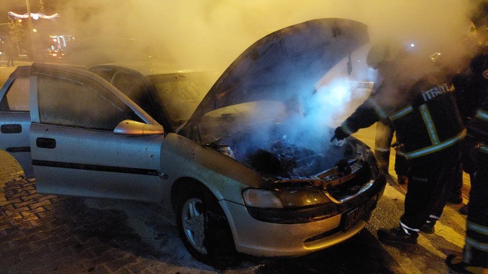 Nevşehir'de park halindeki otomobil alev alev yandı
